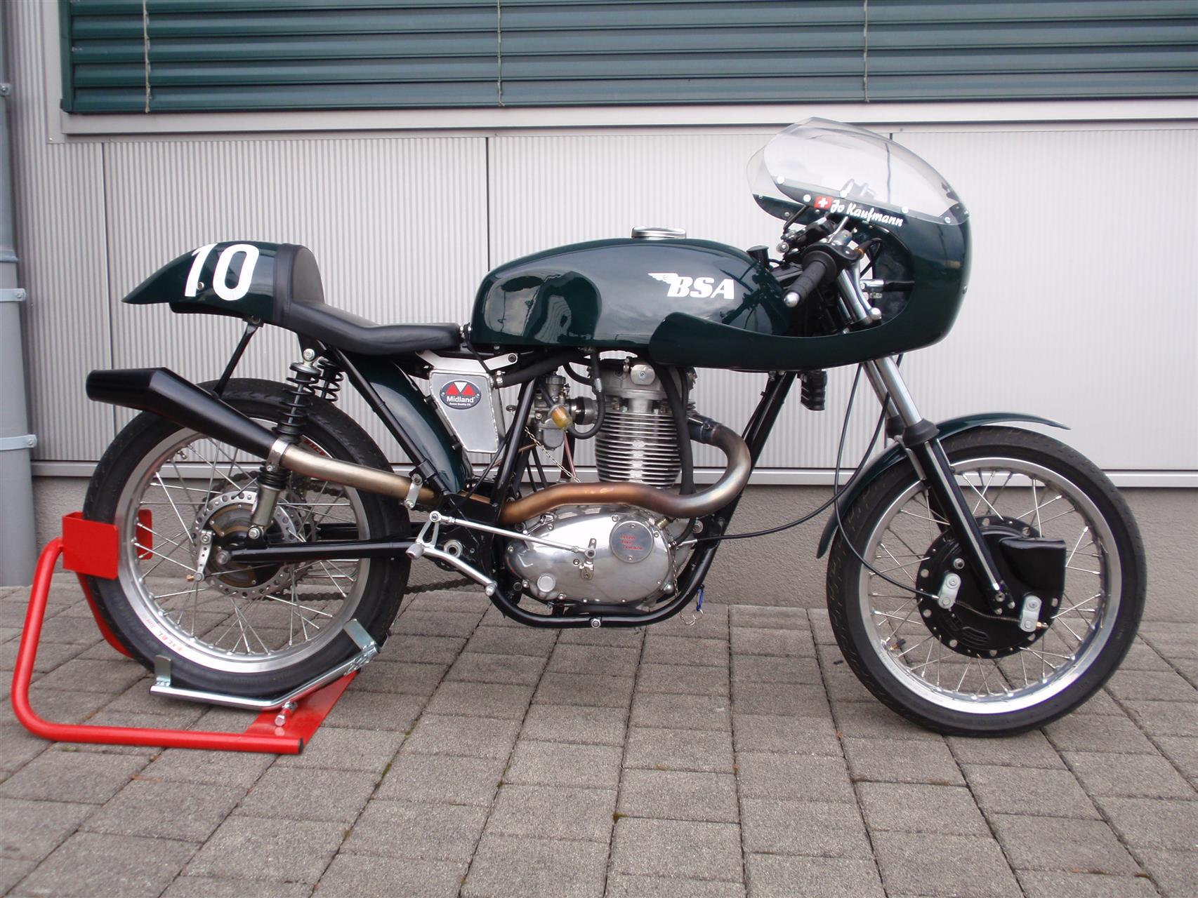 Any ideas what tank this is? (Anyone know the owner of this bike?)